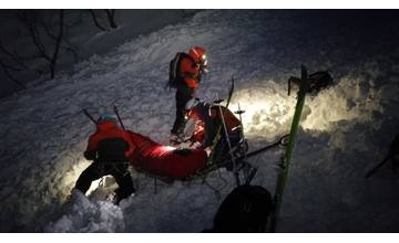 Dvoch mužov zasypala v Malej Fatre počas soboty lavína, ďalší turista neprežil kolaps na chodníku