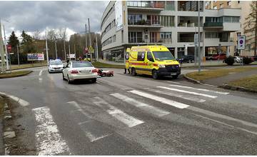 Na sídlisku Vlčince došlo k zrážke auta s chodkyňou, náraz ženu vyhodil do vzduchu