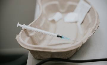 Úmrtie 38-ročnej pacientky krátko po vakcíne AstraZeneca nemá podľa pitvy súvis s očkovaním