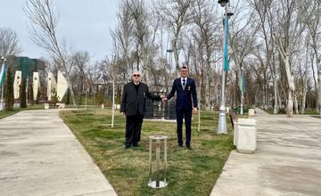 FOTO: V Uzbekistane vysadili prvý Strom pokoja, postaralo sa o to združenie zo Žiliny