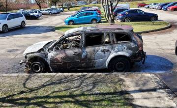 VIDEO: Pri požiari auta na sídlisku Vlčince bola spôsobená škoda 2-tisíc eur, prípad vyšetruje polícia
