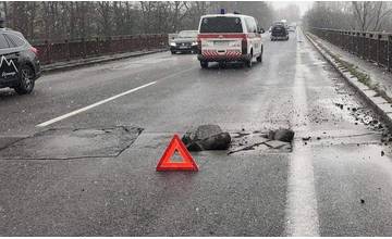 Na ceste prvej triedy pri Mojšovej Lúčke je poškodená vozovka, výtlky opravovali len nedávno