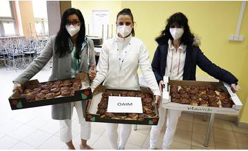 Cukrári z Tatier doniesli zdravotníkom v žilinskej nemocnici 2000 čerstvých veterníkov