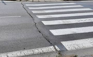 Prasklinu v ceste na ulici Vysokoškolákov neopravili ani tento rok, podnet evidujú 18 mesiacov