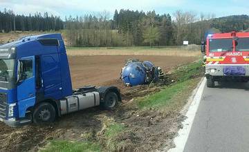 FOTO: Pri Turčianskych Tepliciach sa prevrátil kamión s kyselinou chlorovodíkovou, z cisterny neunikla