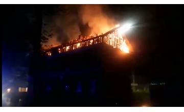 FOTO + VIDEO: Bytovku na Bratislavskej ulici v Žiline zachvátil požiar, budovu musí posúdiť statik