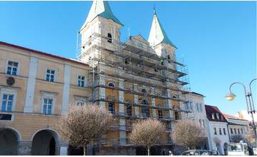 Sirotársky kostol v Žiline po zrekonštruovaní nasvietia bielou