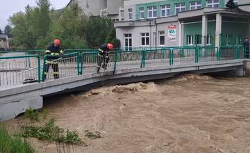 VIDEO: Hladina rieky Rajčanka stúpa, v obci Lietavská Lúčka dosiahla úroveň mosta