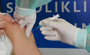Prvou dávkou vakcíny je zaočkovaných 1,6 milióna ľudí, najviac pozitívnych pribudlo v Žilinskom kraji