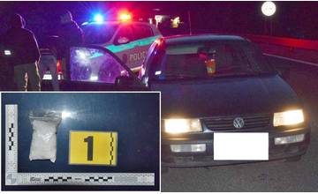 Policajti zadržali a obvinili 31-ročného muža, počas drogovej razie našli pervitín aj marihuanu