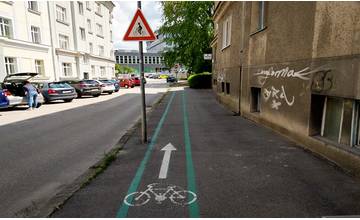 Petíciou žiadajú uzákonniť odstup pri predchádzaní cyklistu na 1,5 metra, podpísalo ju 16-tisíc ľudí
