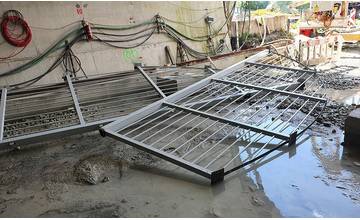 Predražené mreže na tuneli Višňové demontovali. Diaľničiari si ich nechajú