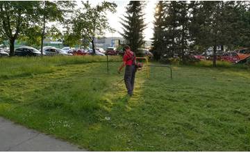 Vysokú trávu začal kosiť ďalší dobrovoľník na sídlisku Solinky, občania si kosia sami aj v Zástraní