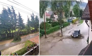 VIDEO: Oblasť Liptova dnes zasiahla silná búrka s krúpami, ulice v obci Likavka zaplavila voda