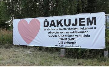 Na vjazde do žilinskej nemocnice sa objavil ďalší transparent s poďakovaním za záchranu života