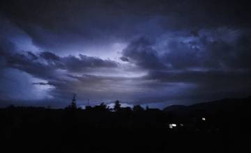 AKTUÁLNE: Žilinu zasiahli silné búrky s lejakmi, meteorológovia vydali výstrahu 3. stupňa
