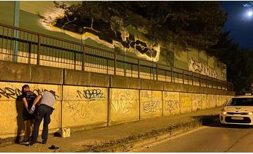 Mestskí policajti prichytili sprejera priamo pri čine, 16-ročný mladík znečistil protihlukovú stenu