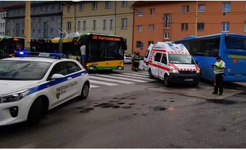 AKTUÁLNE: V centre Žiliny došlo k tragickej nehode, autobus zrazil chodca na priechode
