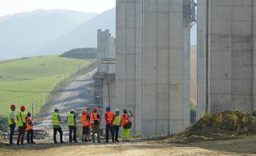 Na ceste medzi obcami Višňové a Turie bude pre stavbu diaľnice niekoľko dní obmedzená premávka