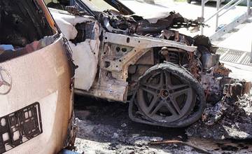 FOTO: V areáli žilinskej firmy niekto podpálil dve osobné autá, spôsobená škoda je 53-tisíc eur
