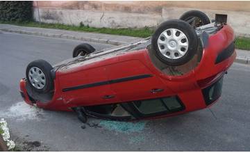 V obci Šuja nabúral 66-ročný opitý vodič, po náraze sa auto prevrátilo na strechu