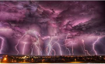 Nočné búrky odpojili desiatky tisíc domácností v Žilinskom kraji. Poruchová linka je preťažená