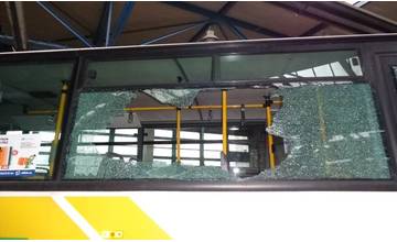36-ročný muž hádzal kamene do trolejbusu na Hájiku, spôsobil škodu za približne 3-tisíc eur