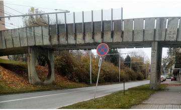 Rozpadávajúci sa most na Obchodnej ulici musia uzavrieť a demontovať, obnova vyjde 360-tisíc eur