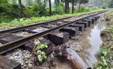 Prívalové dažde poškodili časť historickej železnice vo Vychylovke, Múzeum kysuckej dediny zostane zatvorené
