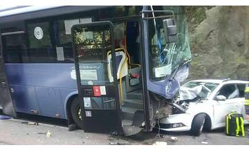 Vodič autobusu dostal pod Strečnom pravdepodobne infarkt, zrazil sa s tromi osobnými autami