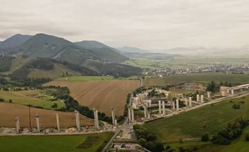 VIDEO: Na stavbe diaľnice D1 pri Žiline nastal výrazný posun, pracuje sa takmer na všetkých objektoch