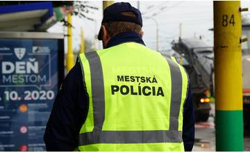 Mestskí policajti zadržali v Žiline dvoch zlodejov a agresívneho muža, ktorý ničil zaparkované autá