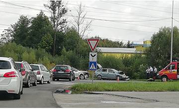 Dnes popoludní došlo k dopravným nehodám postupne v Tepličke nad Váhom, Strečne a Varíne. Žilina stojí