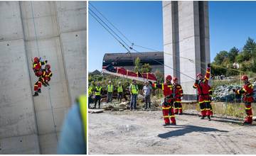 Hasiči absolvovali na stavbe diaľnice pri Žiline cvičenie, zraneného pracovníka zlaňovali z mostného piliera