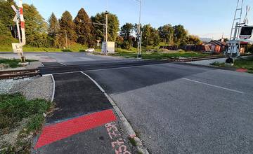FOTO: Na zrekonštruovanom železničnom priecestí v Bytčici pribudlo odvodnenie aj kamerový systém