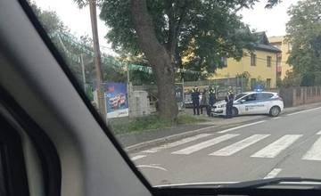 Muž na Hájiku fyzicky napádal iného muža v prítomnosti policajtov, žena v Celulózke skákala autám do cesty