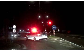 VIDEO: Vodič osobného auta prešiel v Celulózke na červenú, nevšimol si pritom policajné auto idúce za ním