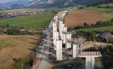 VIDEO: Aktuálne zábery z výstavby diaľničných úsekov pri Žiline a Ružomberku zachytávajú výrazný posun