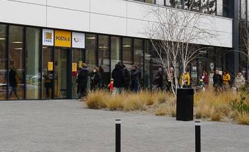 Pošta sa po rokoch opäť vrátila na Poštovú, pred novou pobočkou už čaká zástup ľudí