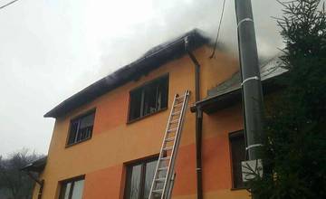 V obci Kolárovice horel rodinný dom, zasahovalo 12 profesionálnych a 9 dobrovoľných hasičov