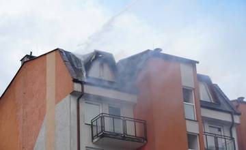 Časť obyvateľov bytovky na Hájiku, ktorú začiatkom novembra poškodil požiar, sa dnes vrátila do bytov