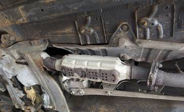 Opäť sa objavili krádeže autodielov, zlodeji tentokrát poškodili dodávku na parkovisku v Bytčici