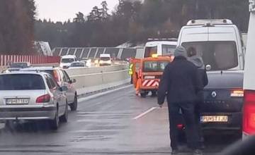 AKTUÁLNE: Diaľnica od Považskej Bystrice je smerom na Žilinu uzavretá pre poľadovicu a viaceré nehody