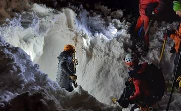Lavína zasypala vo Veľkej Fatre dvoch skialpinistov. Jedného z nich našli bez známok života, druhého hľadajú