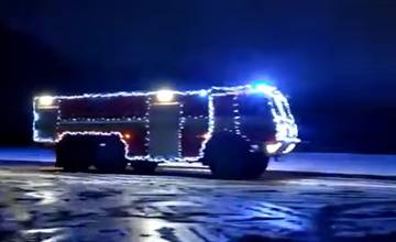 VIDEO: Na Strednej škole Požiarnej ochrany v Žiline si vianočne vyzdobili hasičskú Tatru