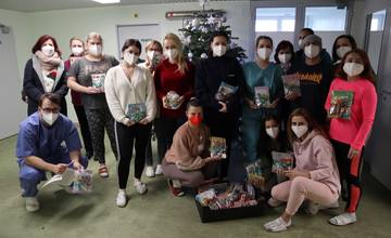 FOTO: Žilinská nemocnica dostala od školákov milú poštu. V zásielkach boli kresby aj rôzne darčeky