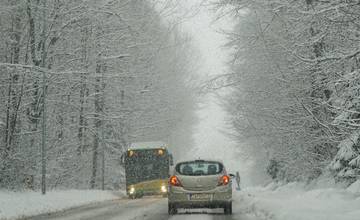 Na Orave a Liptove sa očakáva ďalšie sneženie, v okolí Žiliny môžu vznikať snehové jazyky a záveje
