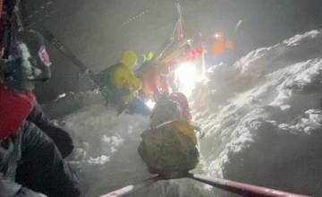 VIDEO: Horskí záchranári pomáhali zranenému turistovi v Malej Fatre, počas zásahu čelili silnému vetru a snehu