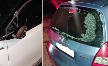 Mladý muž poškodil na sídlisku Vlčince viacero áut, polícia zatiaľ nevzniesla obvinenie