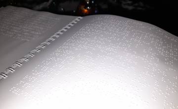FOTO: Kysucké múzuem sprístupnilo časť expozície pre nevidiacich, vznikol aj sprievodca v Braillovom písme